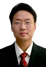 穿着西装的男人在微笑
描述已自动生成