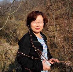 人站在树林里
中度可信度描述已自动生成